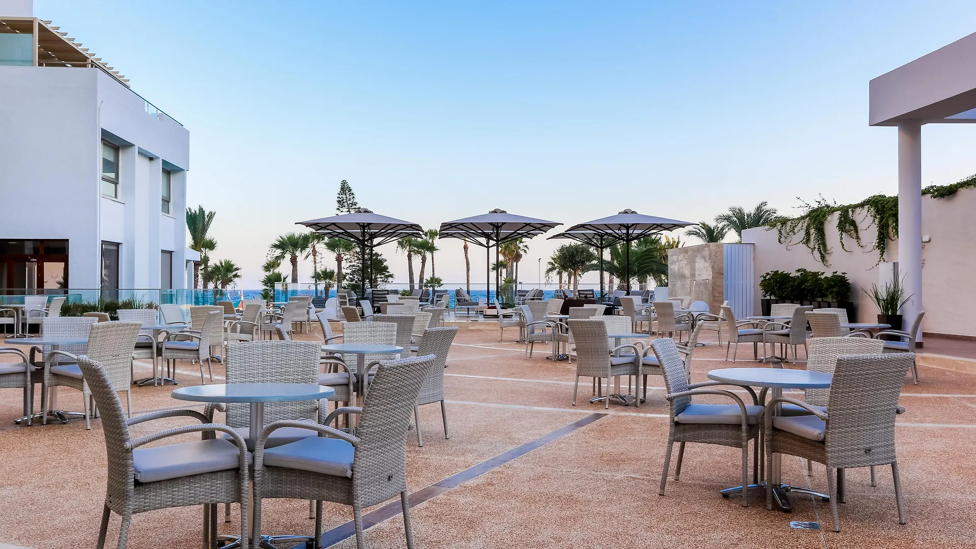 Golden Bay Beach Hotel Larnaca 5*,