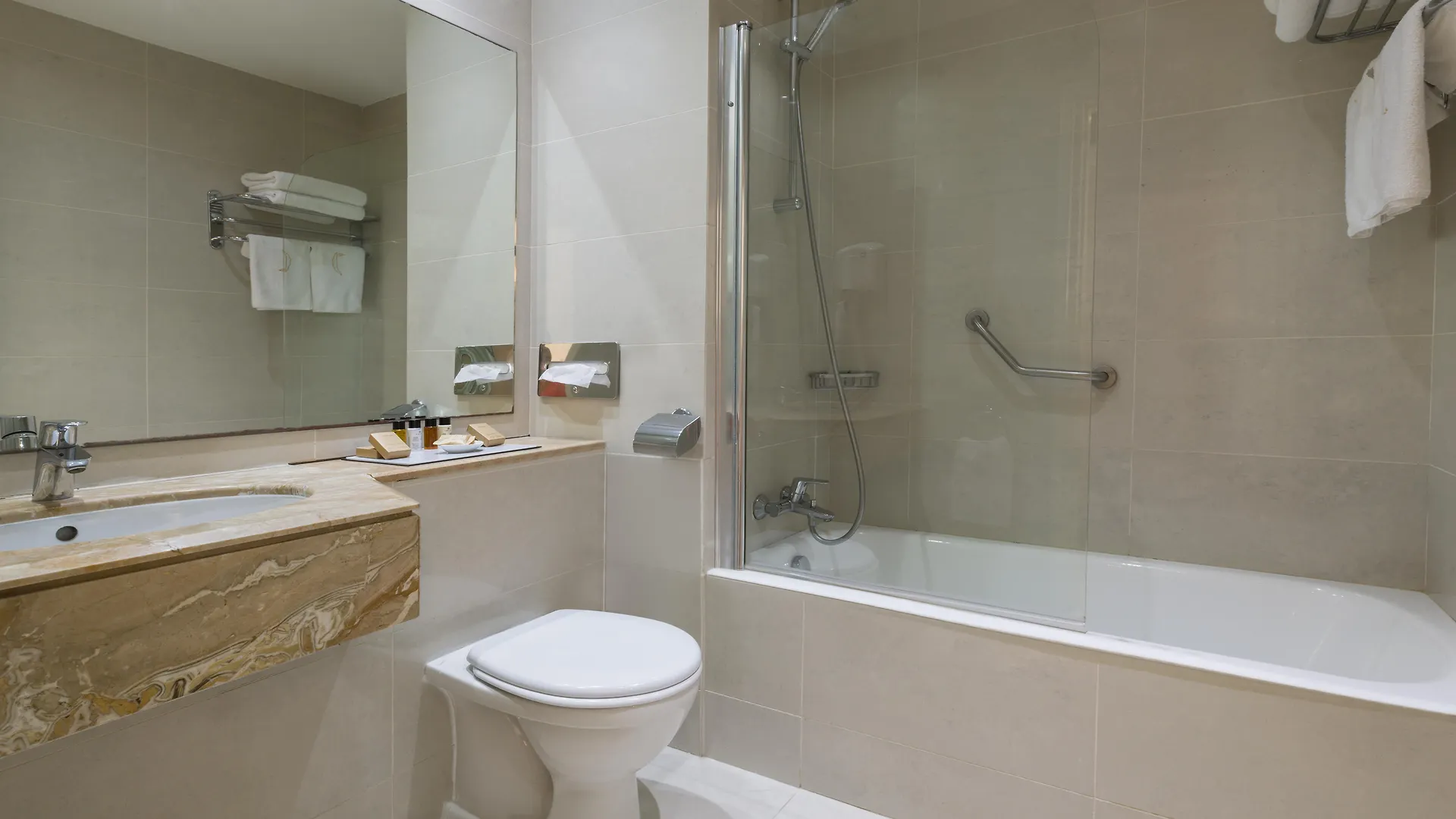 Golden Bay Beach Hotel Larnaca Resort