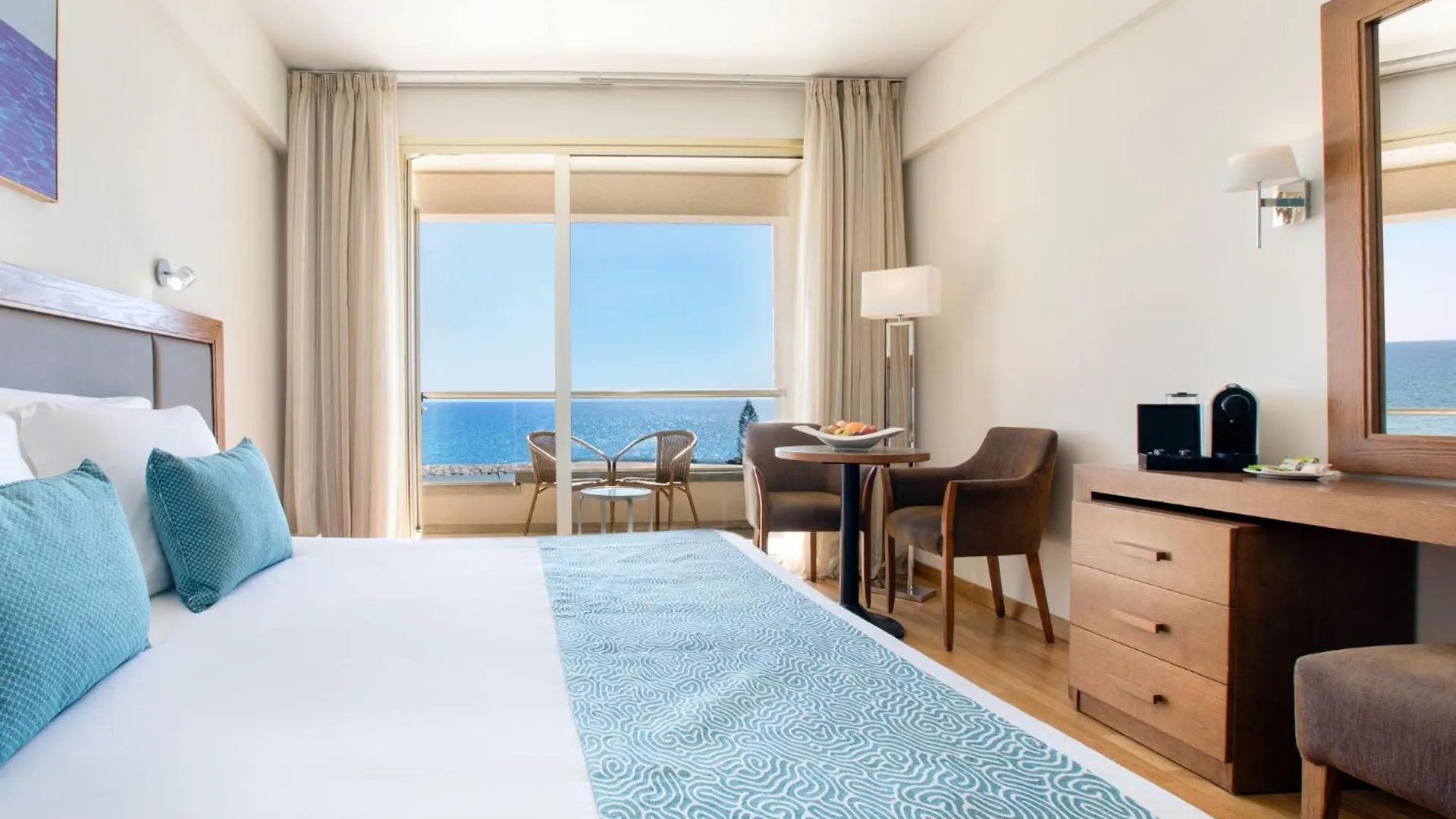 Golden Bay Beach Hotel Larnaca 5*,