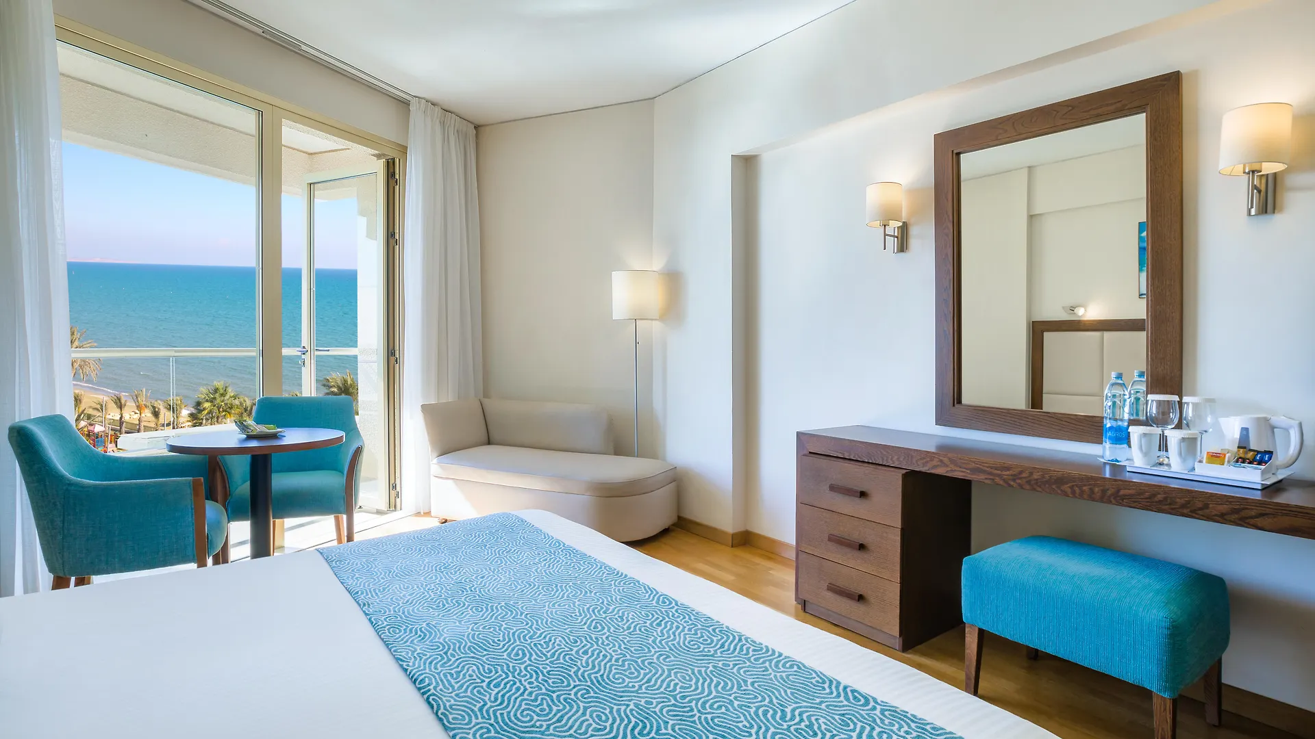 ***** Rezort Golden Bay Beach Hotel Larnaca Kypr
