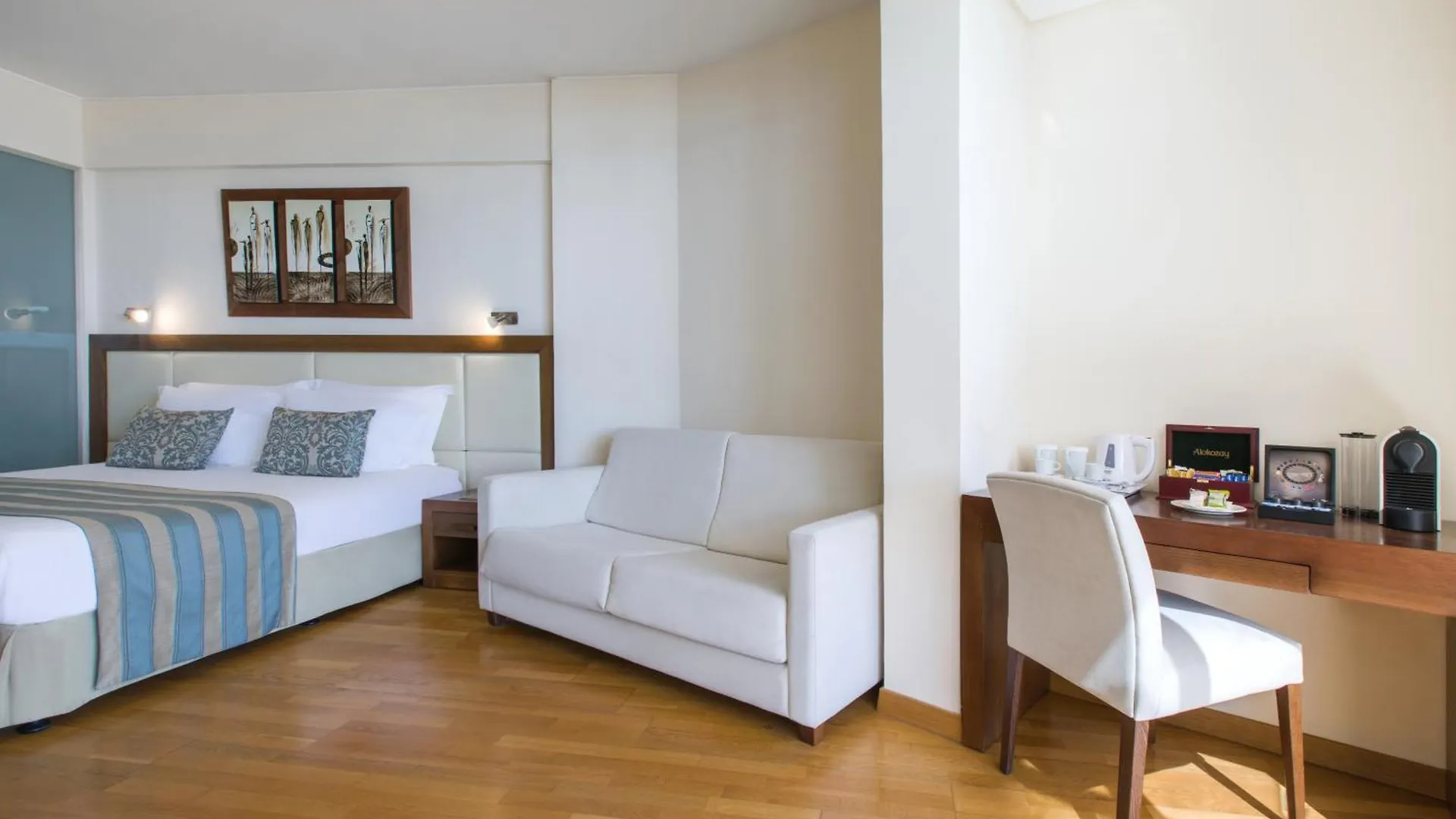 Golden Bay Beach Hotel Larnaca 5*,