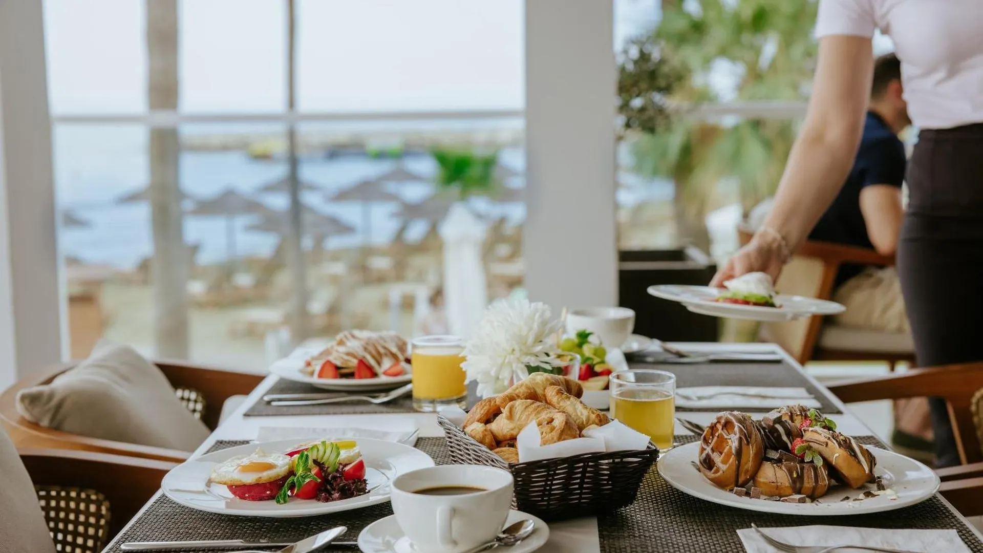Golden Bay Beach Hotel Larnaca 5*,  Kypr